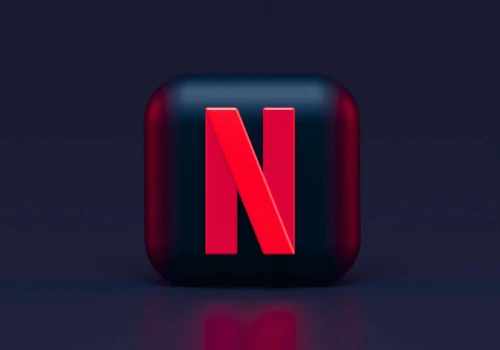 Netflix dodał 3 kultowe komedie! Polacy uwielbiają tę serię