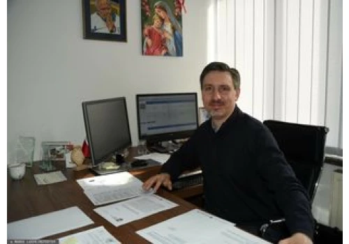 Chce uratować posadę męża. Zarzeka, że nie miał romansu