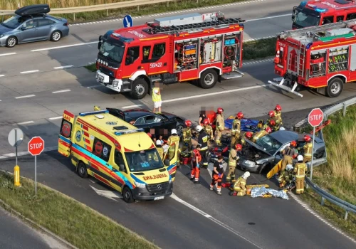 Poważny wypadek na łączniku autostradowym. Na miejsce wezwano śmigłowiec LPR