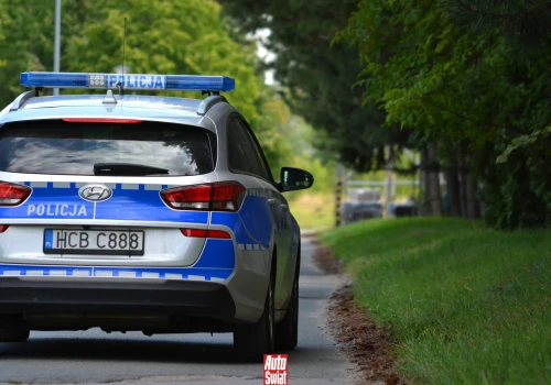 Czy można wyprzedzać radiowóz? Wielu kierowców wciąż nie zna tej ważnej zasady