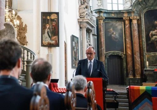 Kanclerz Niemiec stanął przed kościołem, padły gorzkie słowa. Podejrzany o zamach nie żyje?