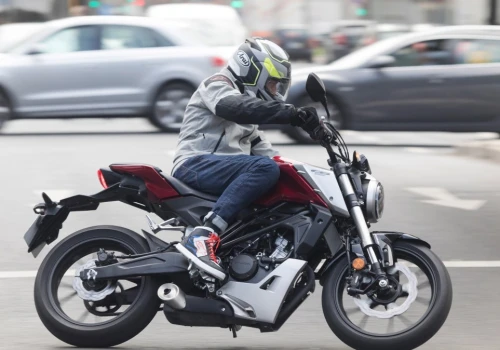 Kategoria B też pozwala jeździć motocyklami. Nie tylko z silnikami 125