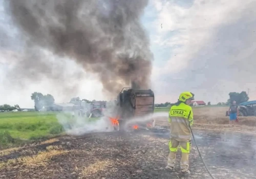 Pożar pola z maszyną rolniczą (ZDJĘCIA)