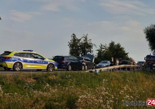 Kolizja trzech aut na krajowej „piątce” w Strzegomiu