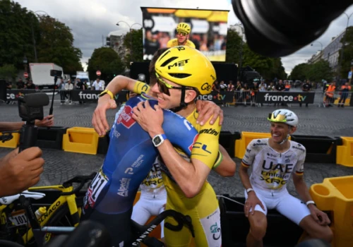 Tadej Pogacar pisze historię. Piąty triumf w Tour de France