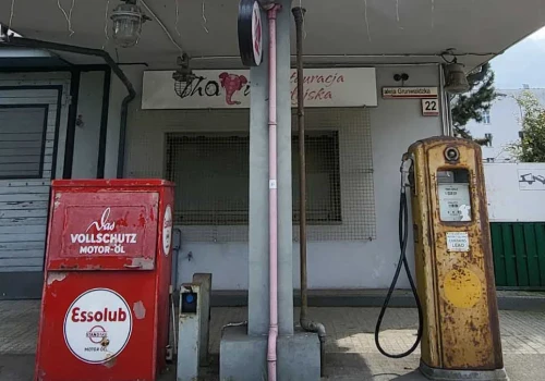 Dzisiaj możesz się tutaj najeść i napić. Kiedyś była tutaj przedwojenna stacja paliw