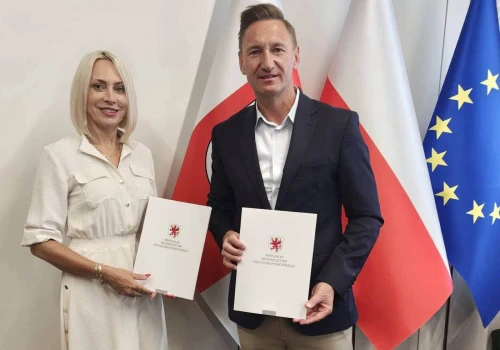 Flagi, flesze i… wymiana oświetlenia. 43 tysiące złotych i oprawa jak przy otwarciu całej elektrowni