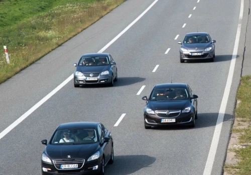Wyprzedzanie prawym pasem na autostradzie. Przepisy mówią o tym wprost