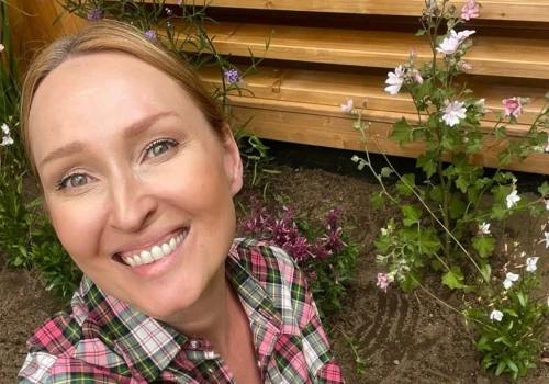 Anita Lipnicka zamiast apartamentu z widokiem na miasto wybrała… grządki. „Patrzcie, co się ze mną porobiło”