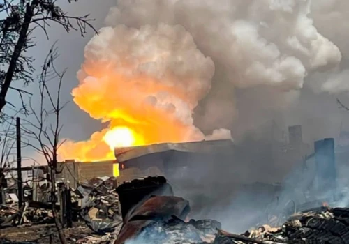 20 strażaków rannych po eksplozji nawozów w firmie rolnej. Spłonęło zboże na pniu, zniszczone 5 wozów strażackich