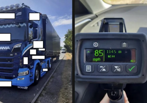 „Never late in a V8”: policyjny pomiar wskazał 85 mil, a nie kilometrów na godzinę