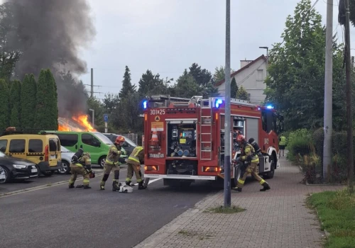 Pożar samochodu i wiaty na ul. Chałupnika (Video)