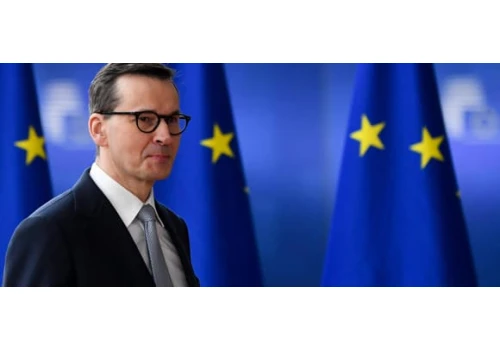 Morawiecki chce być europejską centroprawicą. Kaczyński właśnie zrobił mu miejsce