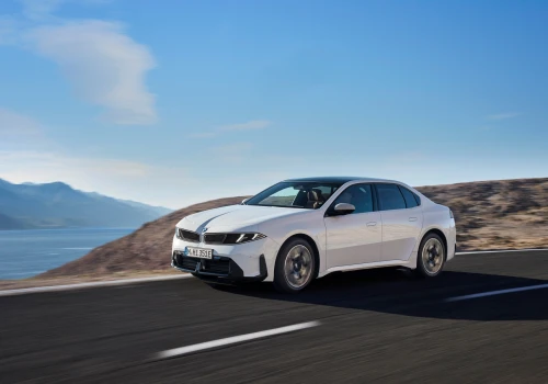 BMW i3 50 xDrive First Edition – już można zamawiać. Zasięg do 906 km i 400 kW ładowania