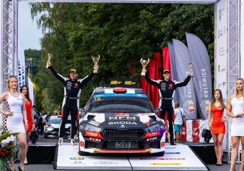 Rzeszowski kierowca Adrian Rzeźnik i Kamil Kozdroń na podium 82. Rajdu Polski