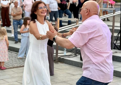 Roztańczony Rynek w Ostrowcu. Mnóstwo osób bawiło się na potańcówce
