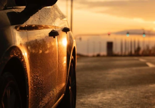 Dlaczego Porsche, BMW i Mercedes-AMG trzaskają przy skręcaniu? To nie jest usterka