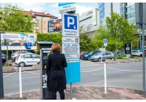 Fala kar za parkowanie pod sklepami. Polacy płacą. UOKiK interweniuje