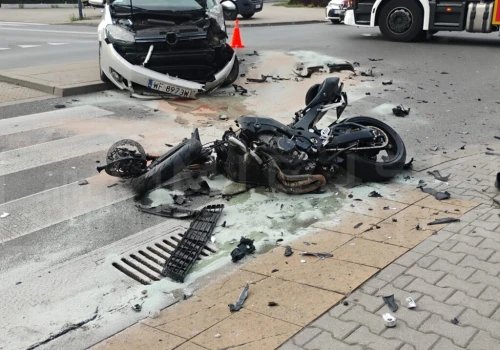 Poważne zderzenie motocyklisty z autem na Pradze-Południe. Kierujący jednośladem w stanie ciężkim