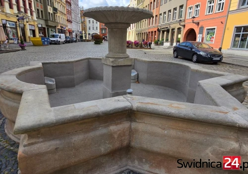 Najmniejsza fontanna na świdnickim Rynku znów nieczynna