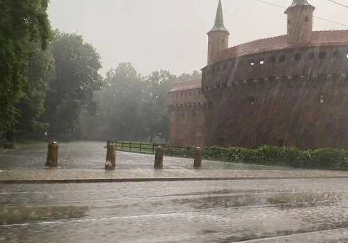 Alert na początek tygodnia. Meteorolodzy ostrzegają przed burzami, a później fala upałów