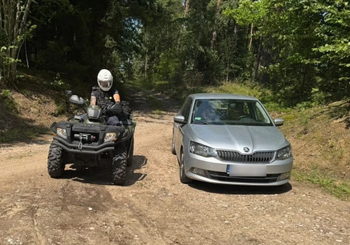 Mąż zgubił żonę podczas grzybobrania. Pomogli policjanci na quadach