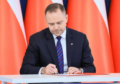 Karol Nawrocki podpisał ustawę o e-zdrowiu. Rewolucja w onkologii i koniec papierowych kart DiLO