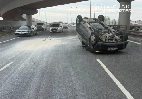Zderzenie dwóch Mercedesów na trasie S2. Jeden dachował. Kierowca osobówki uciekł pieszo