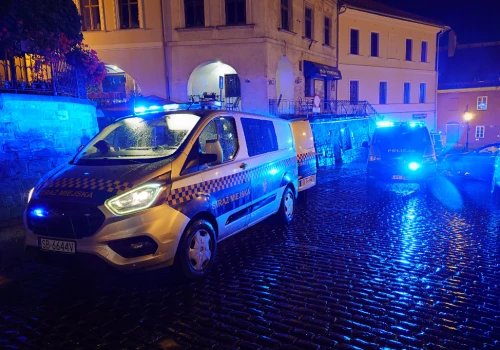 Zakrwawiony mężczyzna w centrum miasta. Strażnicy ujęli cztery osoby – foto