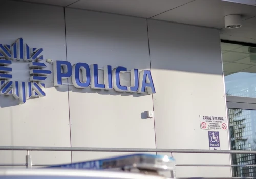 Fałszywy policjant na wideorozmowie. Mieszkaniec powiatu karkonoskiego stracił blisko 60 000 zł