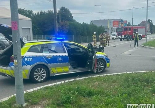 Niebezpieczna sytuacja na drodze w Raciborzu. Osobówka zderzyła się z motocyklem