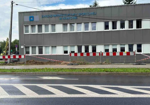Obsługa prawna ZIS i usługi komunikacyjne dla ZIS świadczone są z Warszawy. Z tego samego budynku