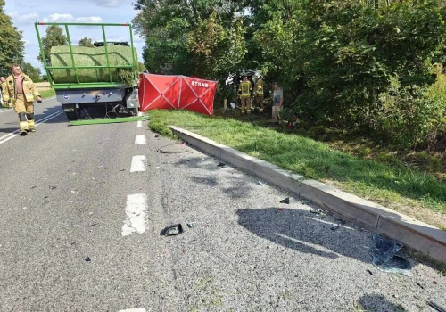 Podczas wyprzedzania zderzył się z przyczepą rolniczą. Kierowca Tesli poniósł śmierć na miejscu