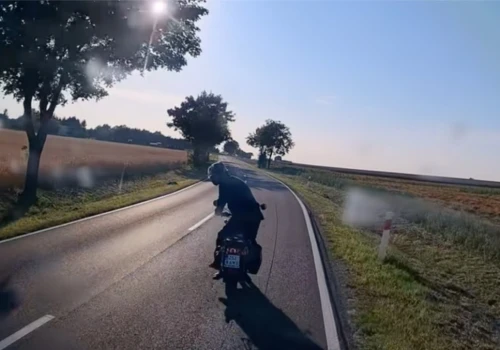 Fajny ten szeryf, taki nie za mądry. Motocyklista utrudnia wyprzedzanie i hamuje przed busem