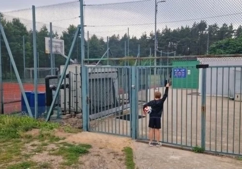 Wakacje na Orliku? Rodzice zwracają uwagę na godziny otwarcia boiska przy SP nr 8 w Siedlcach