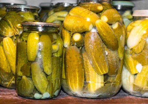 W ten sposób psujesz ogórki kiszone. Wyjdą miękkie jak kapeć lub spleśnieją