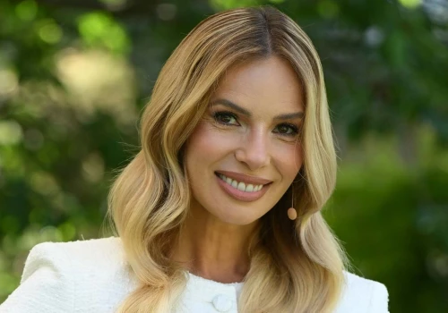 Niebieski czy różowy? Izabela Janachowska wie, jak podgrzać emocje wokół drugiej ciąży