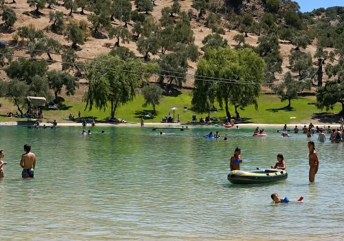 Nie leży nad morzem, a zachwyca bardziej niż znane plaże. To tu Hiszpanie uciekają przed tłumami