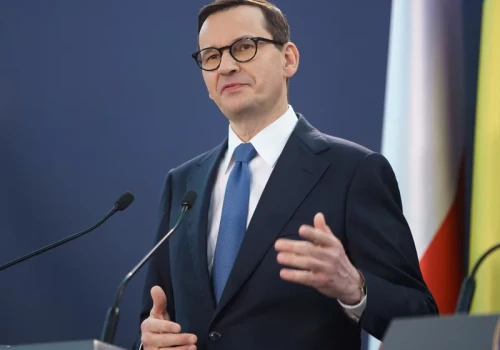 Pierwszy sondaż po rozłamie w PiS. Sprawdzano dwa warianty