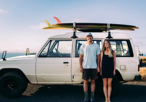 Look surferów podbija serca tego lata. Dlaczego każdy nagle zapragnął ubierać się jak surfer?