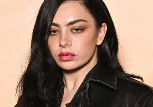 Byłam wściekła, gdy usłyszałam jej singiel. Charlie XCX pokazała fanom środkowy palec
