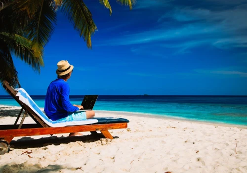 Workation a podatki: kiedy wakacje z laptopem stają się pułapką dla pracownika i pracodawcy?