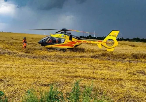 Pożar w żniwa. Helikopter LPR zabrał kombajnistę, a z maszyny został tylko szkielet