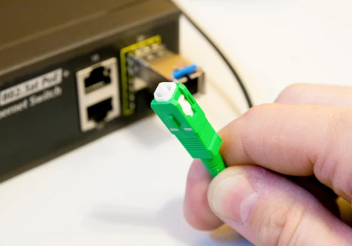 Dlaczego rodzaj światłowodu ma znaczenie? Różnice między FTTH i FTTB w praktyce