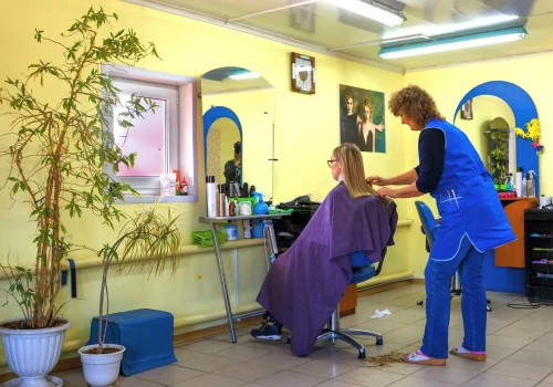 Nowy trend fryzjerski to idealne rozwiązanie dla introwertyków. 