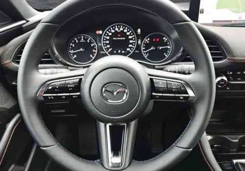 Kultowa Mazda za 125 000 zł oferuje wszystko, co potrzebne. Pod maską 186 KM uzupełnione automatem