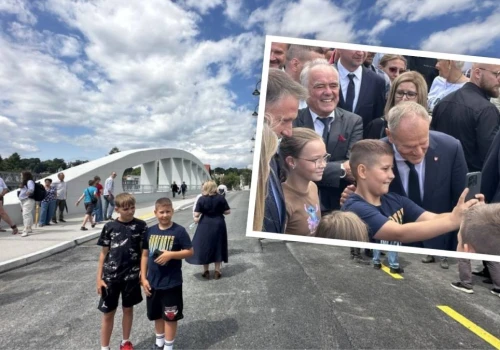 Mieszkańcy nazwali go „pancernik”. Donald Tusk na otwarciu mostu w Głuchołazach