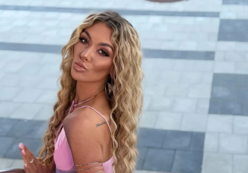 Nowa Shakira w disco polo?! Zdjęcia Małgorzaty Główki zaskakują