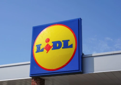 Robią efekt quiet luxury. Lniane spodnie za 39 zł z Lidla przypominają model z Zary