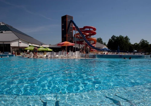 Leżał na dnie basenu w aquparku. Siedmiolatek walczy o życie
